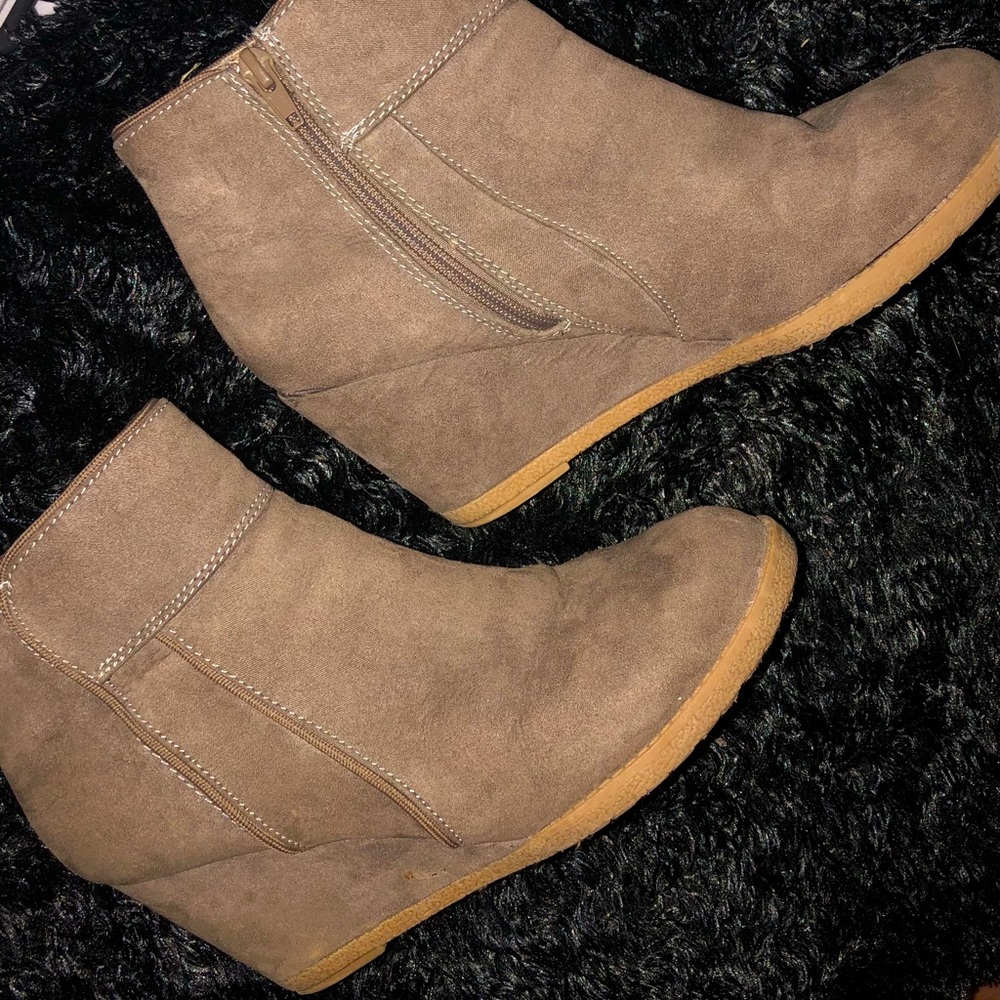 LIKE NEW TAN SEUDE WEDGE BOOTIES